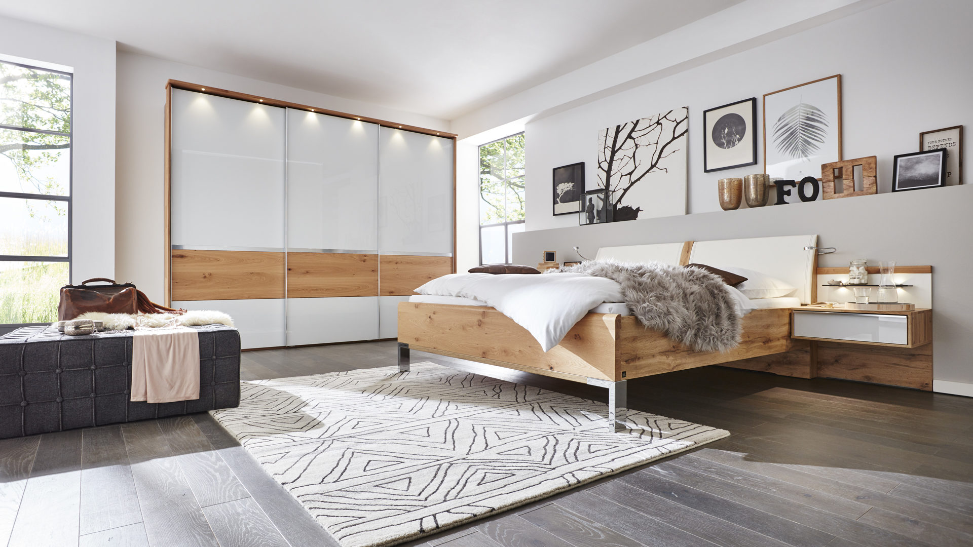 Interliving Schlafzimmer Serie 1202 – Schlafzimmerkombination, teilmassive Balkeneiche & weißes Glas – vierteilig Interliving Schlafzimmer Serie 1202 – Schlafzimmerkombination, teilmassive Balkeneiche & weißes Glas – vierteilig