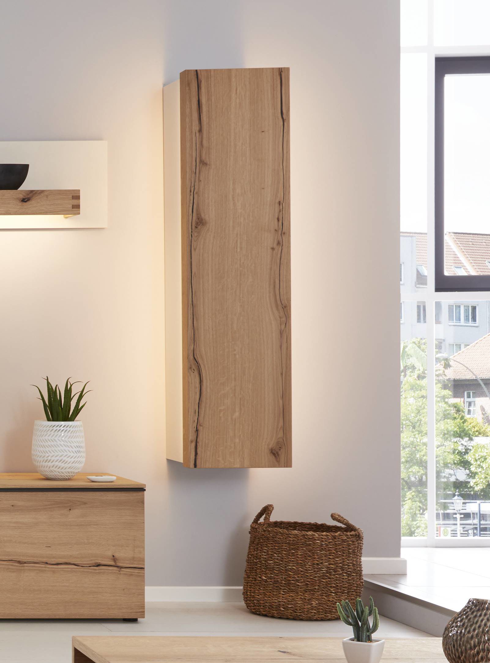 Interliving Wohnzimmer Serie 2103 – Hängeelement mit Beleuchtung, mattweißer Lack & Asteiche – eine Tür, rechts, Höhe ca Interliving Wohnzimmer Serie 2103 – Hängeelement mit Beleuchtung, mattweißer Lack & Asteiche – eine Tür, rechts, Höhe ca