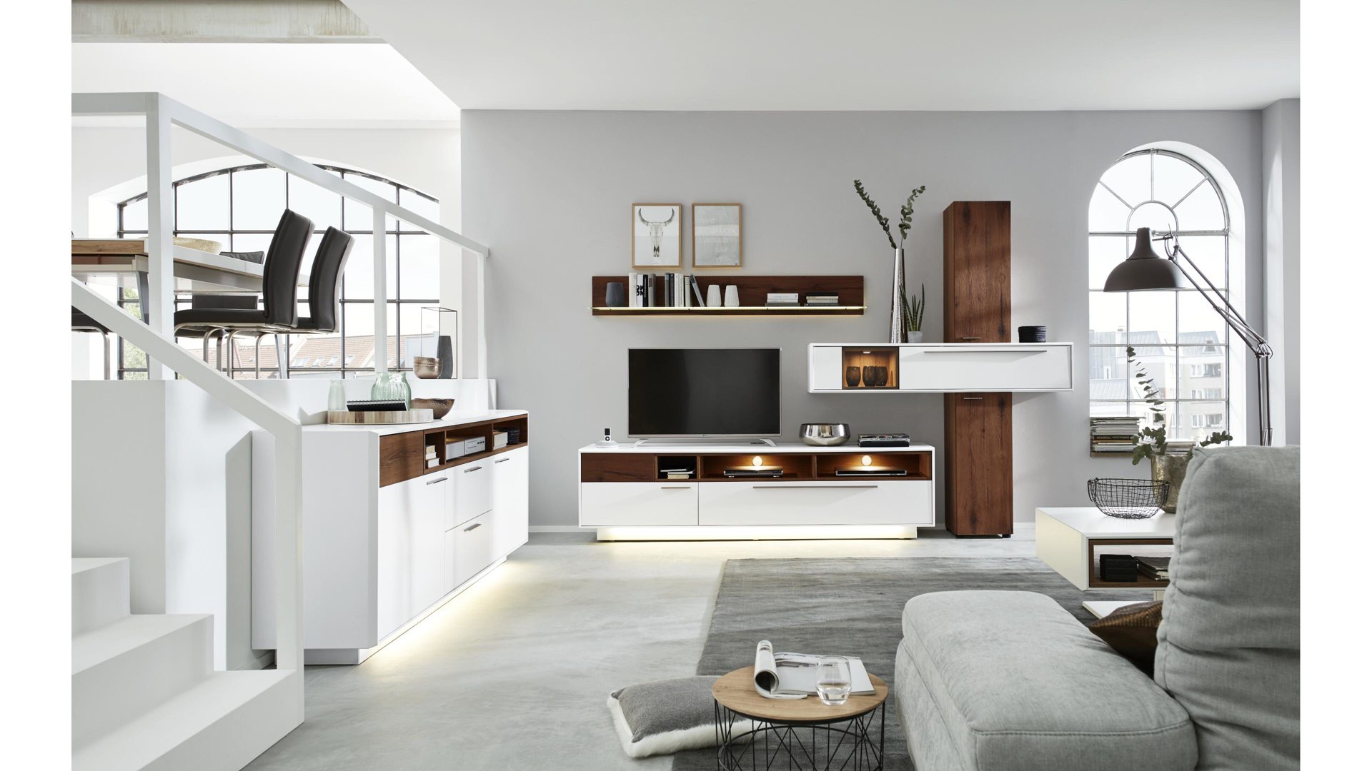 Interliving Wohnzimmer Serie 2102 – Wohnkombination 510801S mit Beleuchtung , dunkles Asteiche-Furnier & weißer Mattlack – Interliving Wohnzimmer Serie 2102 – Wohnkombination 510801S mit Beleuchtung , dunkles Asteiche-Furnier & weißer Mattlack –